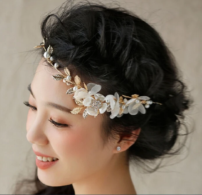Metting Joura Wedding Bridal Bohemian White Fabric Flower With Cream Pearl Metal Leaf Headband Flower Hair Jewelry
Metting Joura Wedding Bridal Bohemian White Fabric Flower With Cream Pearl Metal Leaf Headband Flower Hair Jewelry