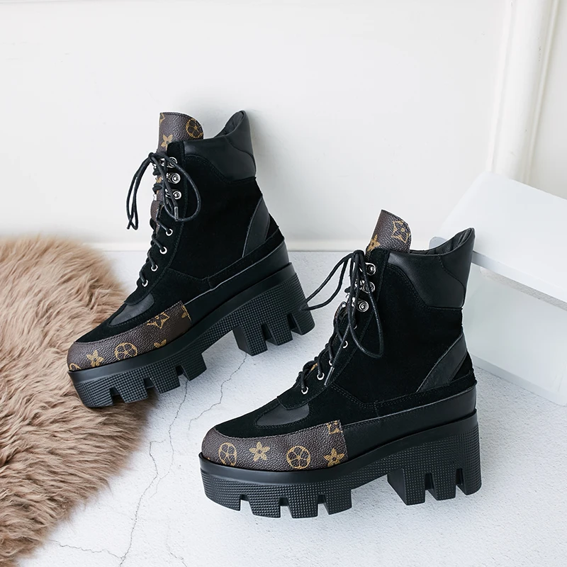 High Platform Lace Up Women Boots Suede Leather Patchwork Winter Boots Fashion Brand Design Print Martin Boots
High Platform Lace Up Women Boots Suede Leather Patchwork Winter Boots Fashion Brand Design Print Martin Boots