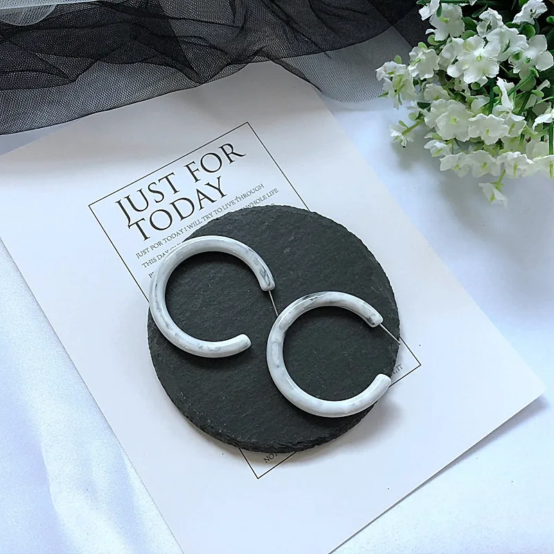 Fashion Acrylic Round Earrings Simple Resin Ear Ornaments Exaggerated Personality High Temperament C Shape Ear Accessories S049
Fashion Acrylic Round Earrings Simple Resin Ear Ornaments Exaggerated Personality High Temperament C Shape Ear Accessories S049