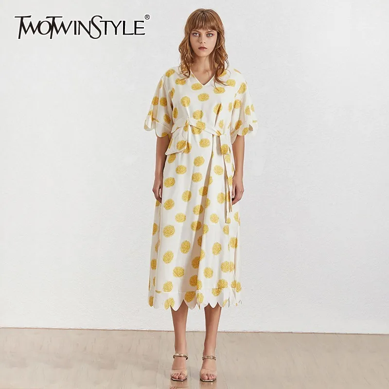 TWOTWINSTYLE Summer Flower Print Women Dress V Neck Half Sleeve High Waist With Belt Midi Dresses Female Fashion 2019 New
TWOTWINSTYLE Summer Flower Print Women Dress V Neck Half Sleeve High Waist With Belt Midi Dresses Female Fashion 2019 New
