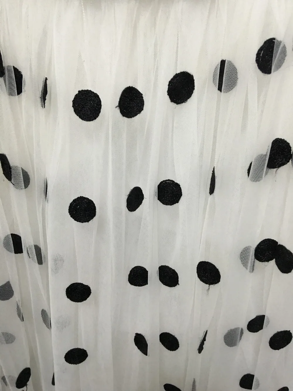 2yards/lot 150cm wide fashion chic high quality gorgeous White soft mesh tulle black polka dots embroidered French lace fabric
2yards/lot 150cm wide fashion chic high quality gorgeous White soft mesh tulle black polka dots embroidered French lace fabric