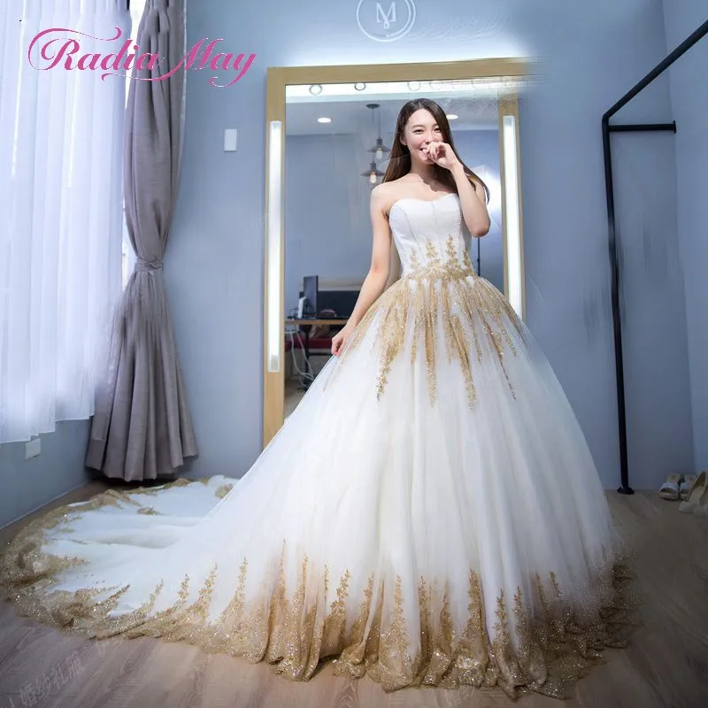 2019 Bling White and Gold Nigerian Wedding Dress Ball Gown Lace Applique Sweetheart Plus Size African Wedding Gowns Court Train
2019 Bling White and Gold Nigerian Wedding Dress Ball Gown Lace Applique Sweetheart Plus Size African Wedding Gowns Court Train
