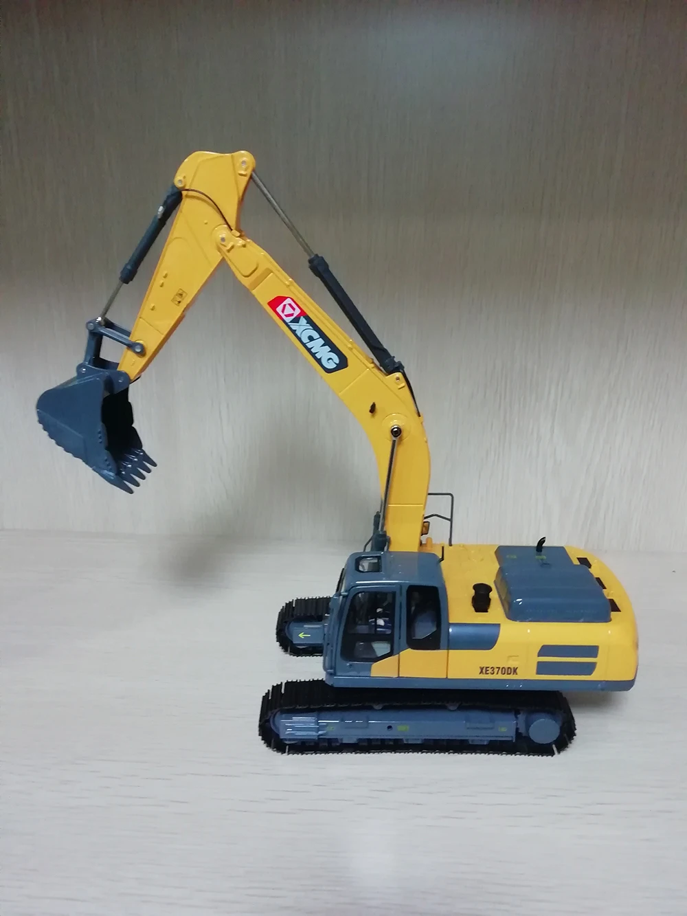 2019 New Launch 1:30 Diecast Construction Models XCMG XE370 Excavator Model, driver doll in cab, Collection, Gift, Replica
2019 New Launch 1:30 Diecast Construction Models XCMG XE370 Excavator Model, driver doll in cab, Collection, Gift, Replica