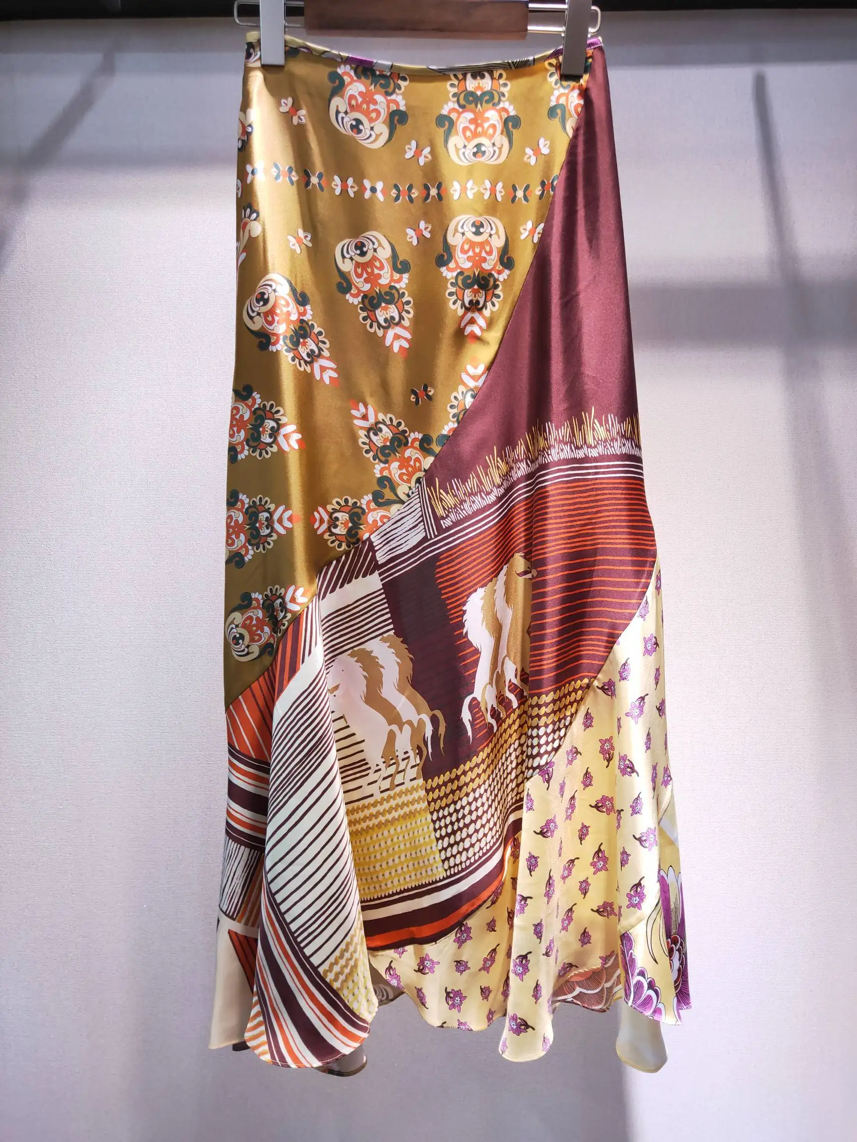 2019 early autumn female new fashion long stitching irregular hem silk skirt 0702
2019 early autumn female new fashion long stitching irregular hem silk skirt 0702