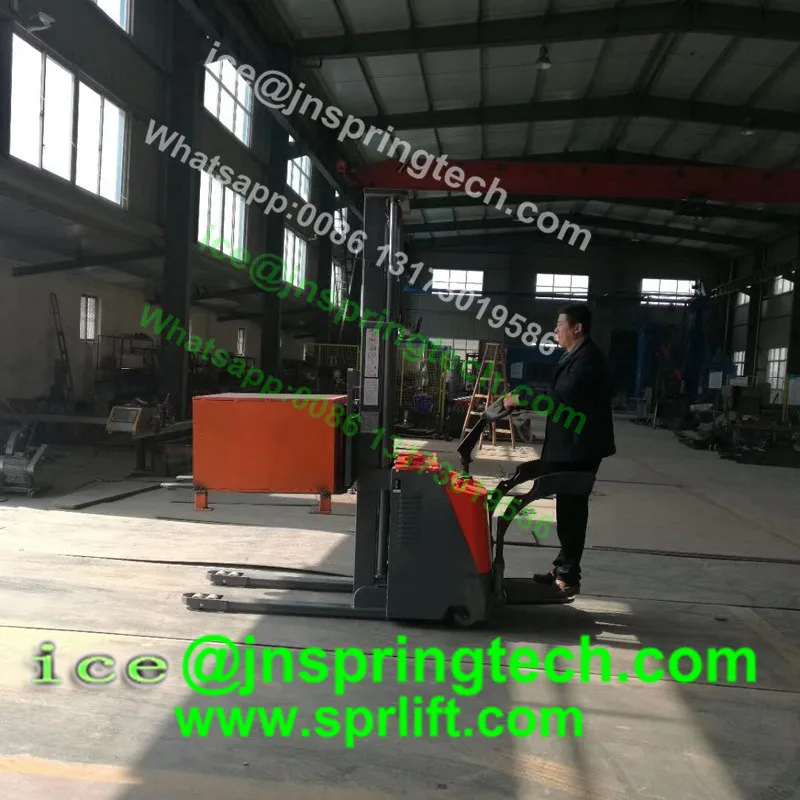 Powered pallet truck with load capacity 2000kg and lift height 3.5m 
Powered pallet truck with load capacity 2000kg and lift height 3.5m