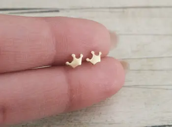 Tiara Small Princess Crown Stud Earrings Simple Royal Crown Stud Earrings Geometric Jewelry for Women
Tiara Small Princess Crown Stud Earrings Simple Royal Crown Stud Earrings Geometric Jewelry for Women