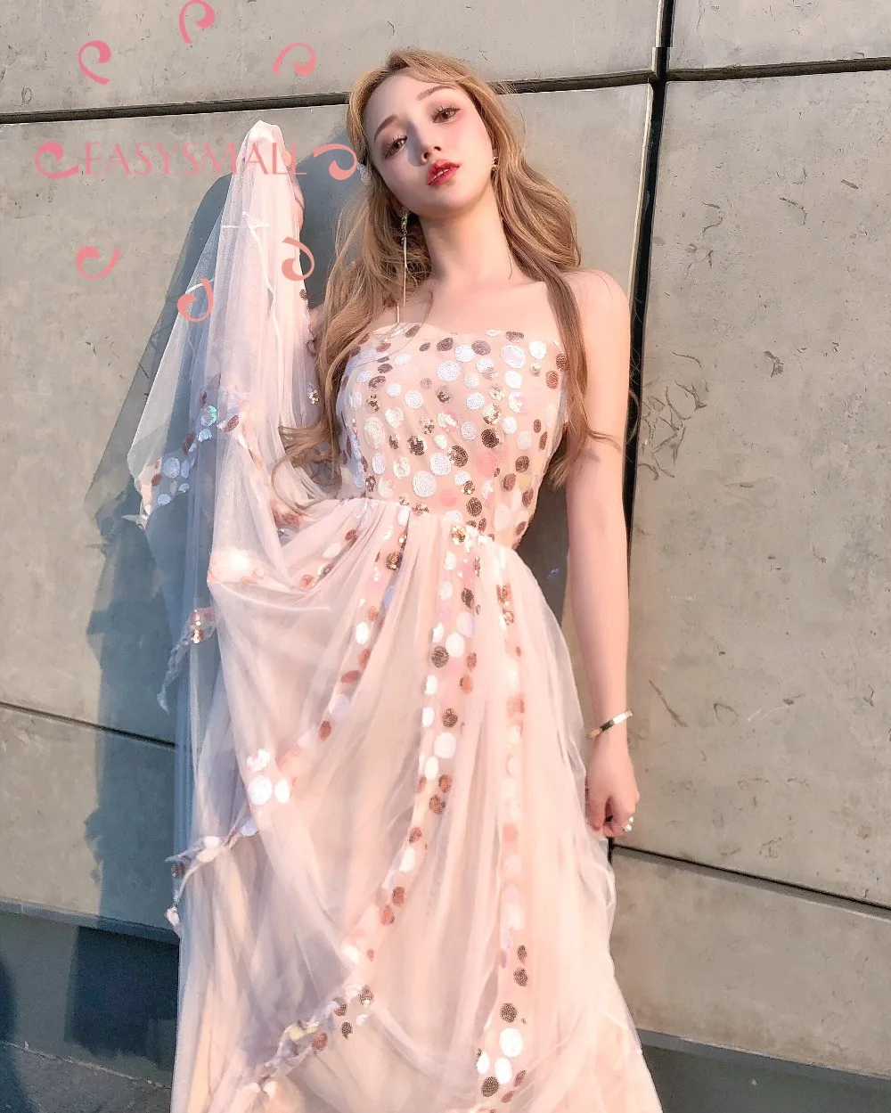 EASYSMALL Women dress Fashion bling Sexy Backless high-end Vestidos party evening streetwear High Waist sleeveless Dresses
EASYSMALL Women dress Fashion bling Sexy Backless high-end Vestidos party evening streetwear High Waist sleeveless Dresses