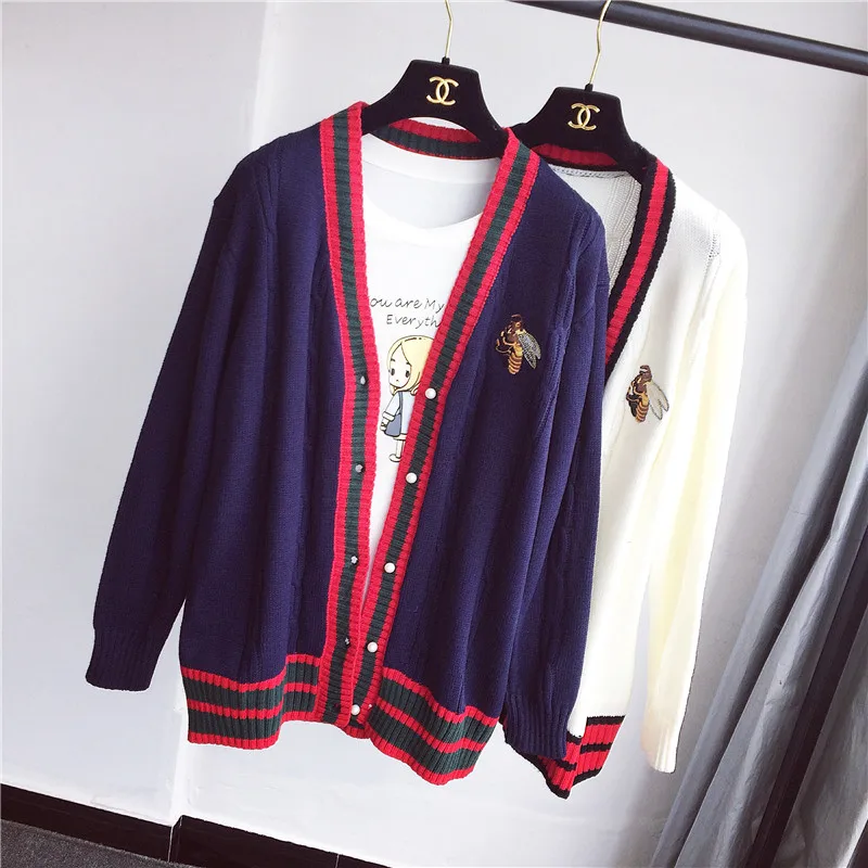 2018 Luxury Designer Brand Spring Knitted Cardigans Women Embroidery bees Twist Pearl Botton Stripe Sweater Navy blue White
2018 Luxury Designer Brand Spring Knitted Cardigans Women Embroidery bees Twist Pearl Botton Stripe Sweater Navy blue White