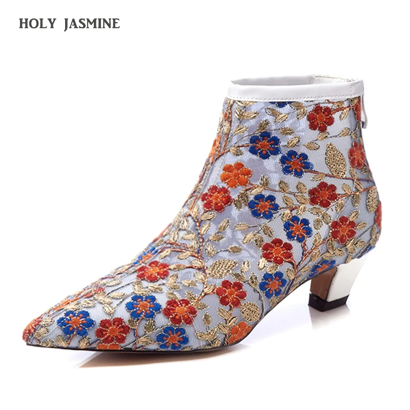 Fashion Shoes 2019 Spring/Autumn Women Shoes Ankle Boots for Women Pointed Toe Square Heel Off White Black High Heel Shoes
Fashion Shoes 2019 Spring/Autumn Women Shoes Ankle Boots for Women Pointed Toe Square Heel Off White Black High Heel Shoes