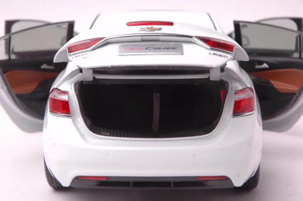 Cadillac SRX 2014 SUV model in scale 118 (8)