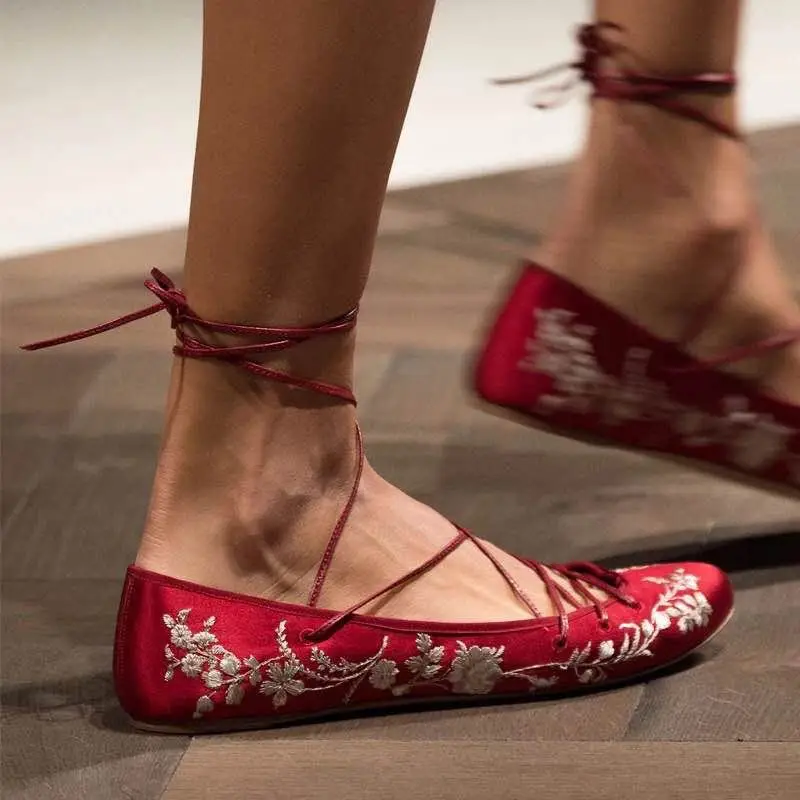 The Latest 2018 Dipsloot Embroidery Lace-up Girl Ballet Shoes Woman Round Toe Ankle Strap Flat Shoes Woman Fashion Vintage Shoes
The Latest 2018 Dipsloot Embroidery Lace-up Girl Ballet Shoes Woman Round Toe Ankle Strap Flat Shoes Woman Fashion Vintage Shoes