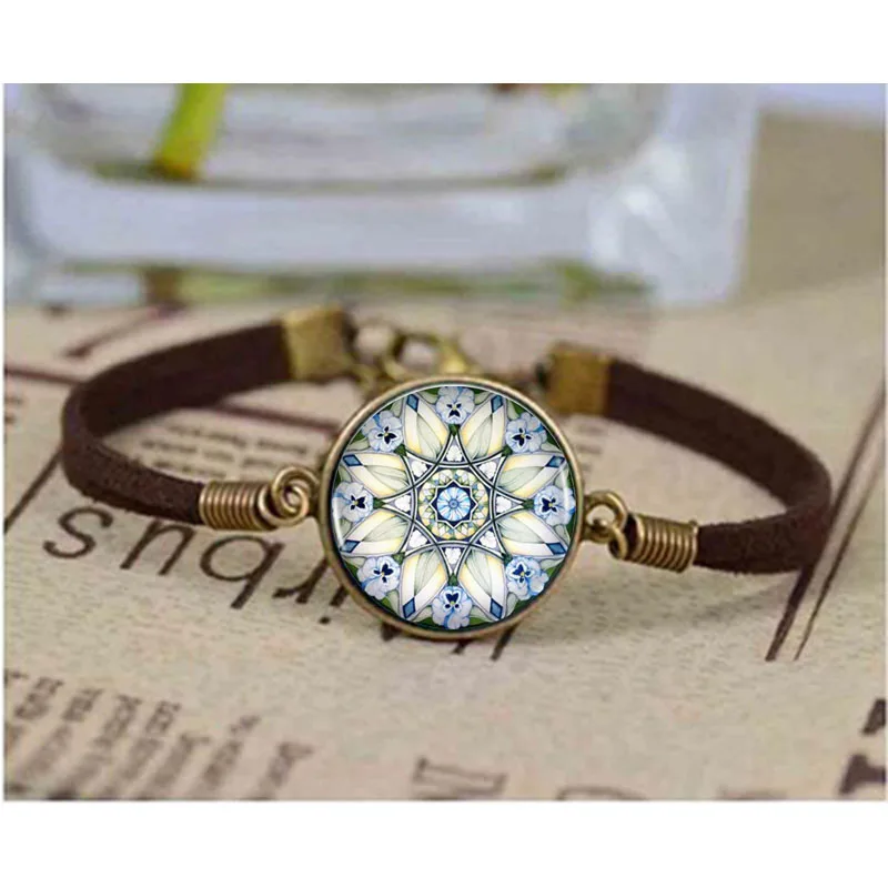 White Poppy Mandala bracelet Flower Picture Unique Heart-shaped Vintage Bronze bracelet Men Jewelry Friend Bangle
White Poppy Mandala bracelet Flower Picture Unique Heart-shaped Vintage Bronze bracelet Men Jewelry Friend Bangle
