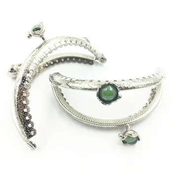 1Pc Silver Tone Ruffled Lock Clutch Coins Purse Frame Kiss Clasps Clips Handle Making Green Resin Flower DIY Accessories 85mm
1Pc Silver Tone Ruffled Lock Clutch Coins Purse Frame Kiss Clasps Clips Handle Making Green Resin Flower DIY Accessories 85mm