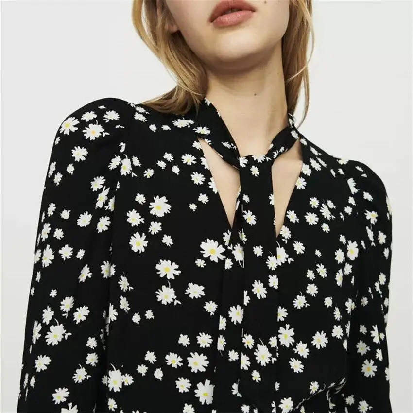 The new summer 2019 V is gotten little wrinkle chrysanthemum printed shirt with long sleeve fashion cultivate one's morality
The new summer 2019 V is gotten little wrinkle chrysanthemum printed shirt with long sleeve fashion cultivate one's morality