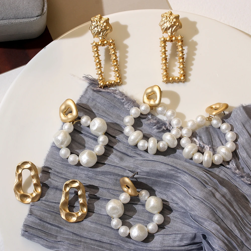 Geometric Irregular Circle Natural Pearl Drop Earrings For Women Vintage Pearl Gold Color Embossed Pendant Earrings Jewelry
Geometric Irregular Circle Natural Pearl Drop Earrings For Women Vintage Pearl Gold Color Embossed Pendant Earrings Jewelry