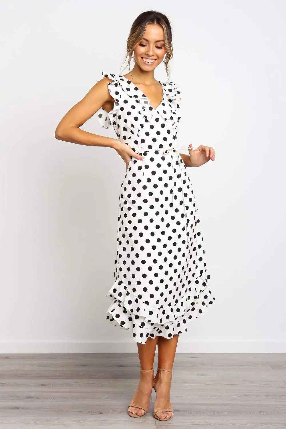 2019 Vintage polka dot beach summer dress women Ruffle sleeveless midi dress casual Black White dresses female Robe
2019 Vintage polka dot beach summer dress women Ruffle sleeveless midi dress casual Black White dresses female Robe
