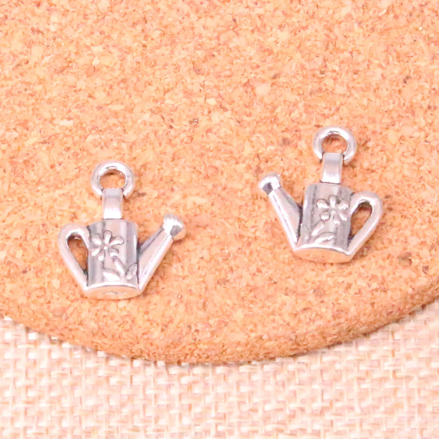 15pcs Antique Silver Plated watering can gardening Charms Pendants Fit Jewelry Making Findings Accessories 18*15mm
15pcs Antique Silver Plated watering can gardening Charms Pendants Fit Jewelry Making Findings Accessories 18*15mm