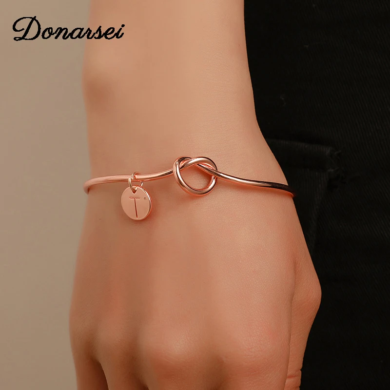 Donarsei Fashion Knot Coin Capital Letter Bracelet For Women Brand Rose Gold Color Adjustable Initial Name Open Bangle Gift
Donarsei Fashion Knot Coin Capital Letter Bracelet For Women Brand Rose Gold Color Adjustable Initial Name Open Bangle Gift