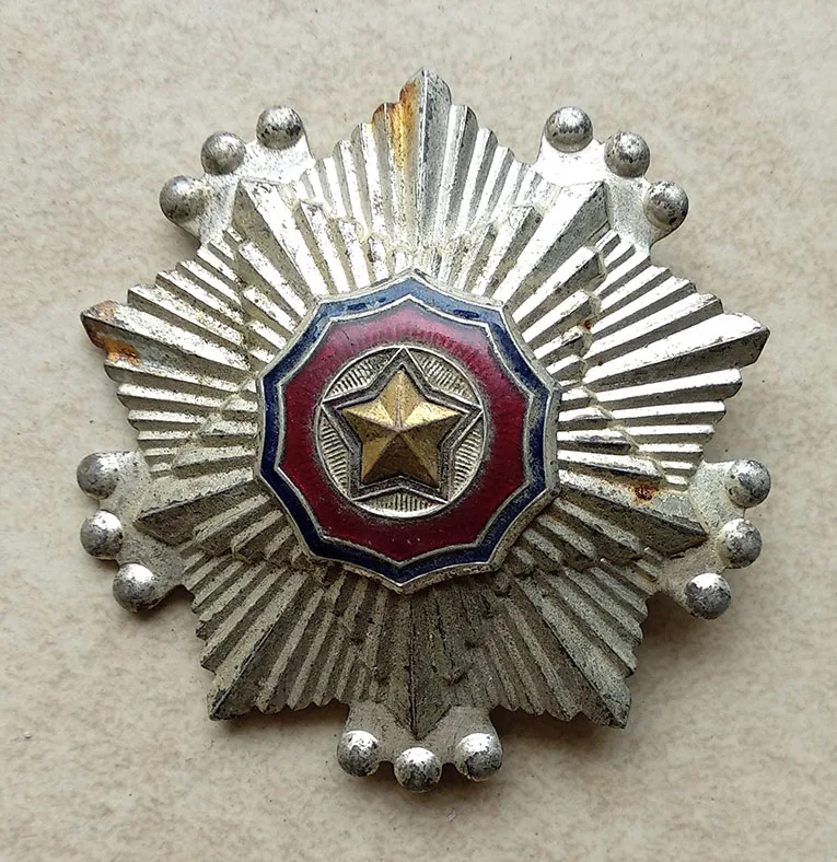 Original Early Type With Number Order of the National Flag 3rd Class DPRK North Korea Pin Badge A3531
Original Early Type With Number Order of the National Flag 3rd Class DPRK North Korea Pin Badge A3531