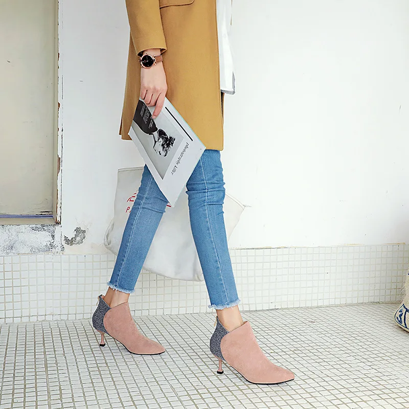 2019 winter new fashion simple solid color short boots women color matching plus velvet warm high heel boots.
2019 winter new fashion simple solid color short boots women color matching plus velvet warm high heel boots.