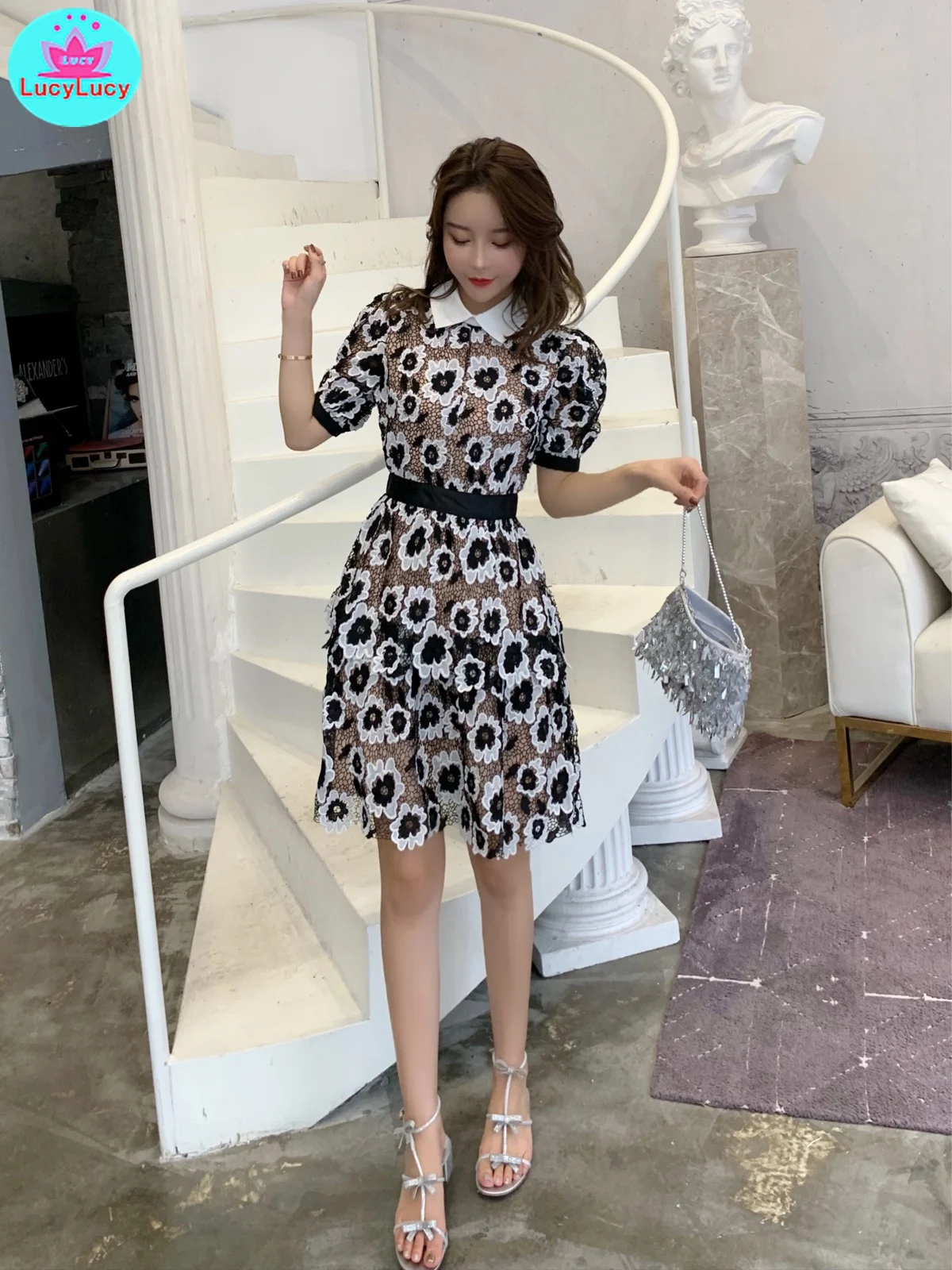 2019 new Korean version of the summer two-color water soluble flower stitching slim slimming dress
2019 new Korean version of the summer two-color water soluble flower stitching slim slimming dress