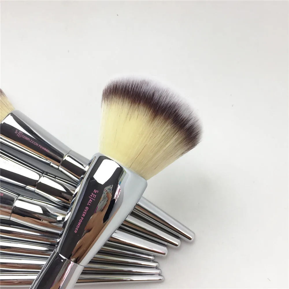 It Cosmetics Live Beauty Fully 211 All Over Powder Brush _ 3
