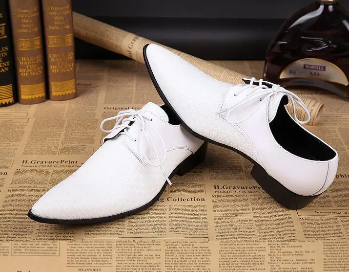Pointed leather shoes white and black leather breathable business casual shoes fashionable men wedding banquet shoes woven shoes
Pointed leather shoes white and black leather breathable business casual shoes fashionable men wedding banquet shoes woven shoes