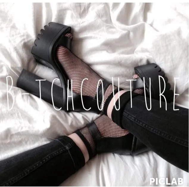 2018 Harajuku gothic rock punk cool female essential hollow thin black fishnet short socks women sexy socks
2018 Harajuku gothic rock punk cool female essential hollow thin black fishnet short socks women sexy socks