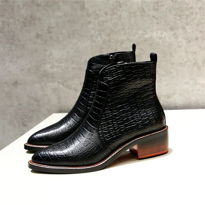 New Women Ankle Boots Pointed Toe Flower Martin Boots Embossed Genuine Leather Women thick high heel Boots Luxury zapatos mujer
New Women Ankle Boots Pointed Toe Flower Martin Boots Embossed Genuine Leather Women thick high heel Boots Luxury zapatos mujer