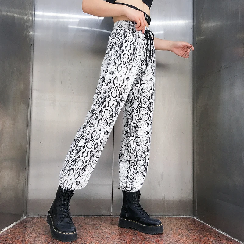 Snake Print Baggy Pants Women Casual Loose Elastic High Waist Pocket Trousers Streetwear Womens Joggers Sweatpants New Fashion
Snake Print Baggy Pants Women Casual Loose Elastic High Waist Pocket Trousers Streetwear Womens Joggers Sweatpants New Fashion