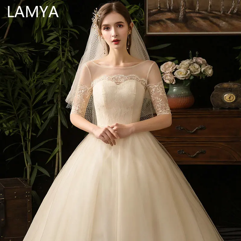 LAMYA Champagne Simple Lace Plus Size Wedding Dress Vintage Half Lace Sleeve Bridal Gown Fashinable Customized Vestido De Noiva
LAMYA Champagne Simple Lace Plus Size Wedding Dress Vintage Half Lace Sleeve Bridal Gown Fashinable Customized Vestido De Noiva
