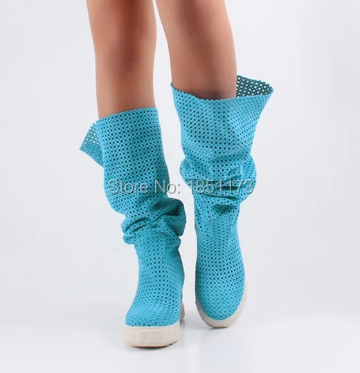 sandalias atadas hasta la rodilla