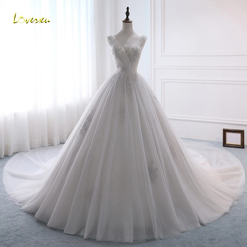 Loverxu Vestido De Noiva Chapel Train Ball Gown Wedding Dress 2019 Sexy V Neck Appliques Beaded Vintage Bridal Gown Plus Size
Loverxu Vestido De Noiva Chapel Train Ball Gown Wedding Dress 2019 Sexy V Neck Appliques Beaded Vintage Bridal Gown Plus Size