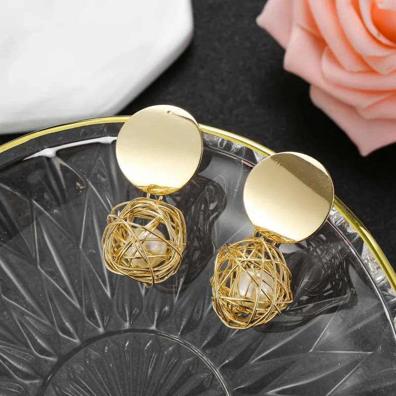 Fashion Women's Round Gold Metal Drop Earrings Female Pearl Ball Hanging Earring For Women Party Jewelry Girls Gifts Brincos
Fashion Women's Round Gold Metal Drop Earrings Female Pearl Ball Hanging Earring For Women Party Jewelry Girls Gifts Brincos