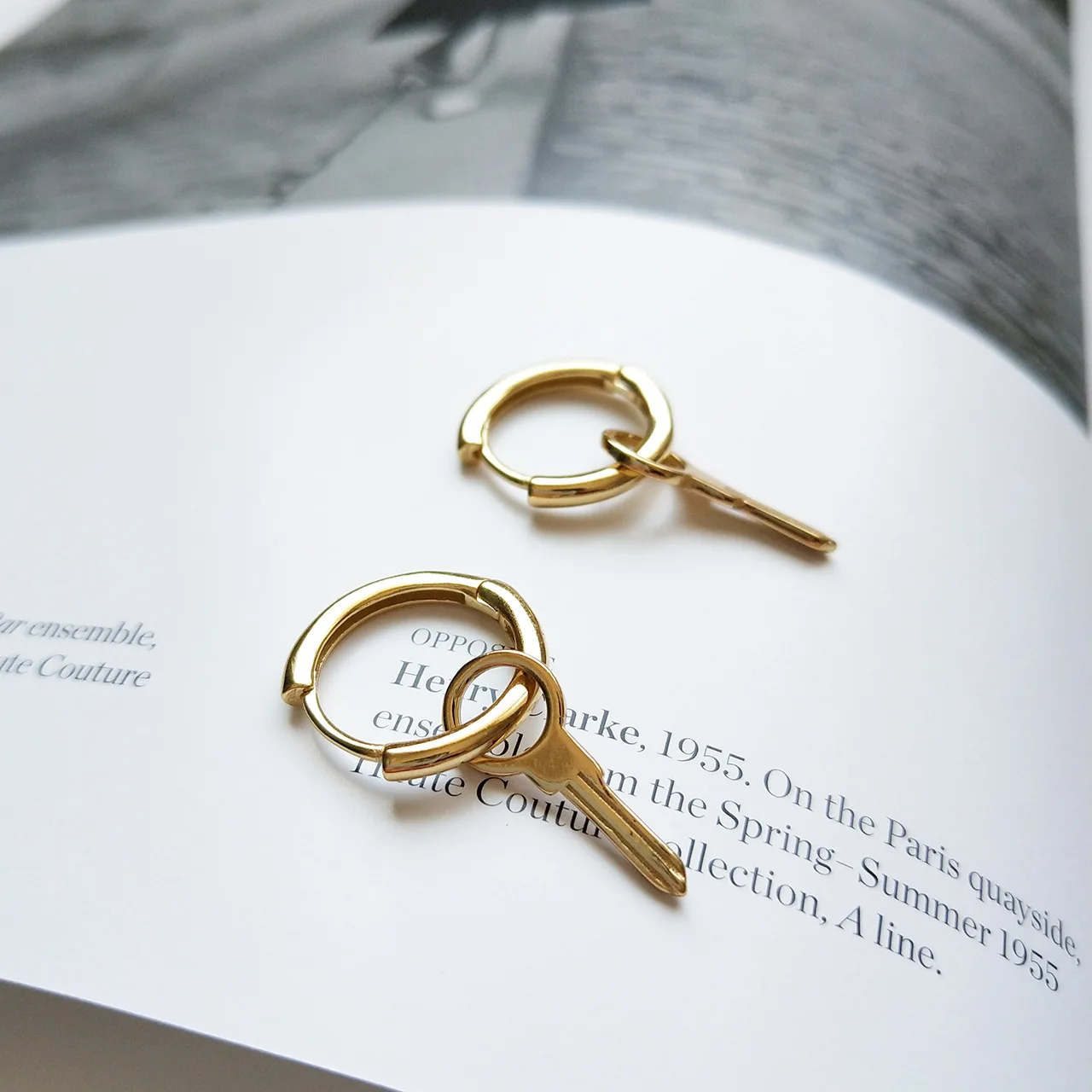925 Sterling Silver Gold Key Earrings Simple Fashion Wild Design Gold Key Round Stud Earrings Silver for Women Key Jewelry Gift
925 Sterling Silver Gold Key Earrings Simple Fashion Wild Design Gold Key Round Stud Earrings Silver for Women Key Jewelry Gift