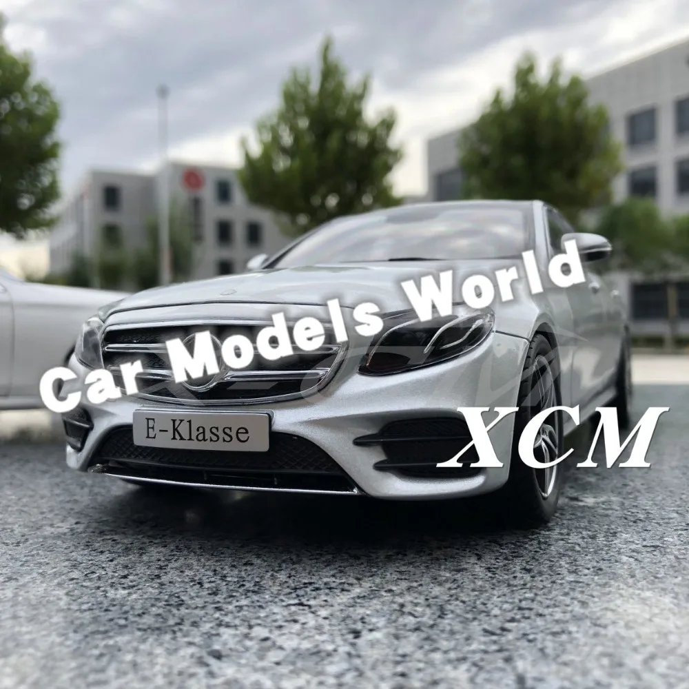 Diecast Car Model for iScale E-Class E-Klasse Limousine 1:18 (Silver) + SMALL GIFT!!!!!!!!
Diecast Car Model for iScale E-Class E-Klasse Limousine 1:18 (Silver) + SMALL GIFT!!!!!!!!
