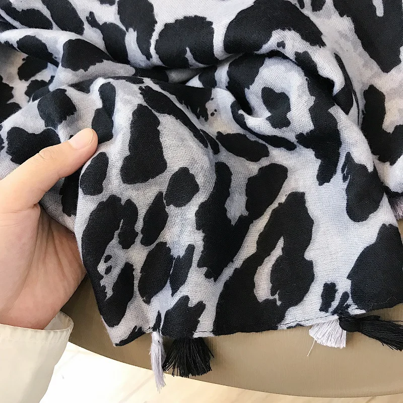 2019 Autumn Winter Sexy Leopard Tassel Scarves Women Print Shawls and Wraps Lady Luxury Brand Warm Thick Pashmina Caps 180*100Cm
2019 Autumn Winter Sexy Leopard Tassel Scarves Women Print Shawls and Wraps Lady Luxury Brand Warm Thick Pashmina Caps 180*100Cm