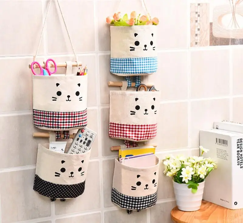 1PC Wall Hanging Storage Bags Cartoon Cat Organizer Pocket Wardrobe Hanging Bag For Cosmetics Containers Cotton Linen
1PC Wall Hanging Storage Bags Cartoon Cat Organizer Pocket Wardrobe Hanging Bag For Cosmetics Containers Cotton Linen