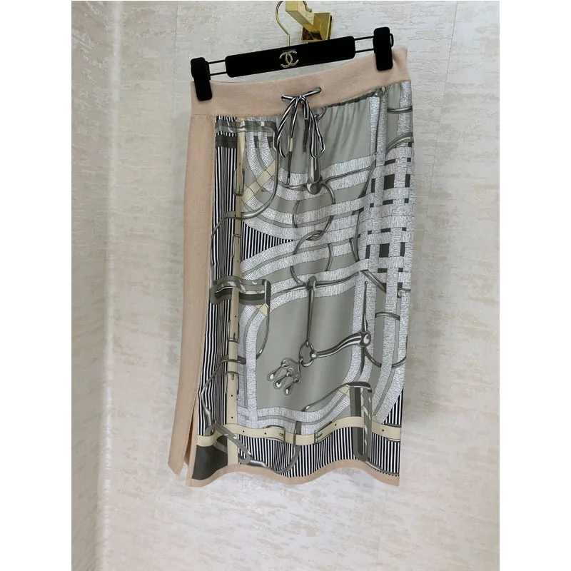 2019 autumn new silk knit stitching fashion temperament skirt versatile geometric elements high-end
2019 autumn new silk knit stitching fashion temperament skirt versatile geometric elements high-end