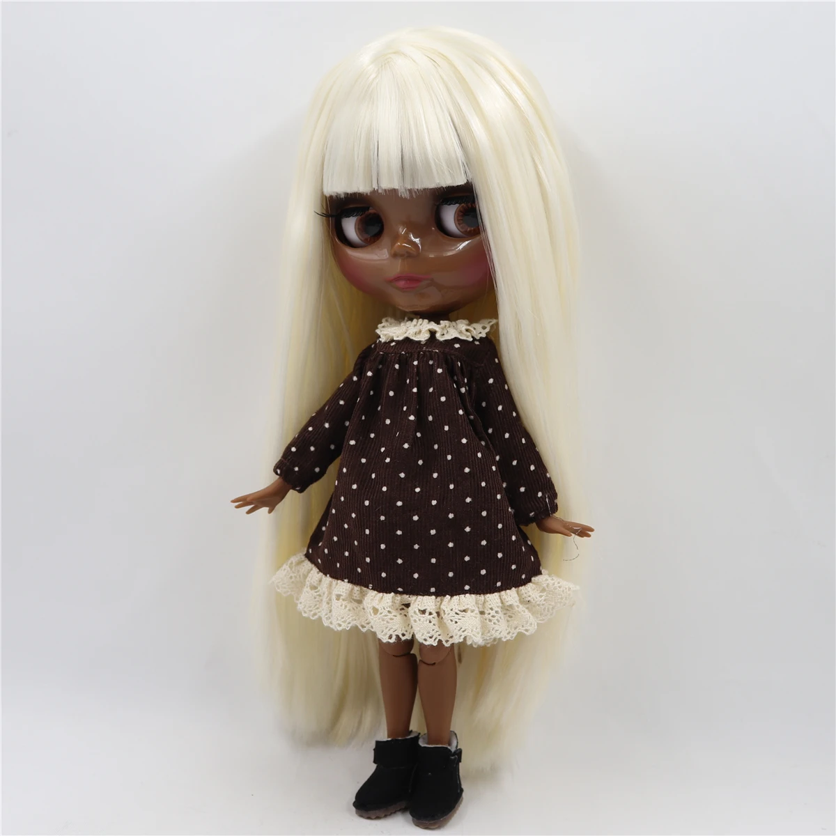 Neo Dol Blythe gyda gwallt melyn, croen du, wyneb ciwt sgleiniog a chorff uniad ffatri 3 Neo Dol Blythe gyda gwallt melyn, croen du, wyneb ciwt sgleiniog a chorff uniad ffatri 3