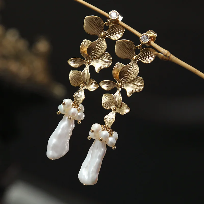 The new 2018 sterling silver plated natural baroque pearls chic design clover fashion earrings
The new 2018 sterling silver plated natural baroque pearls chic design clover fashion earrings