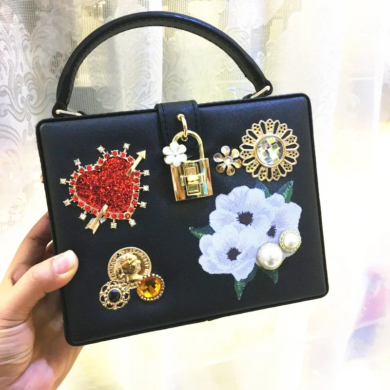 Bolsos Mujer Polyester Hard Bolsas Feminina 2018 Hot New Diamond Love Crystal Flower Handbag Shoulder Slung Women's Banquet Bag
Bolsos Mujer Polyester Hard Bolsas Feminina 2018 Hot New Diamond Love Crystal Flower Handbag Shoulder Slung Women's Banquet Bag