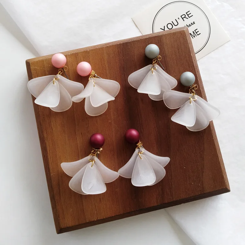 Simple Romantic Acrylic Petals Clip on Earrings No Piered Hole Cute Pearl Beaded Flower Clip Earrings Without Piercing Ears
Simple Romantic Acrylic Petals Clip on Earrings No Piered Hole Cute Pearl Beaded Flower Clip Earrings Without Piercing Ears
