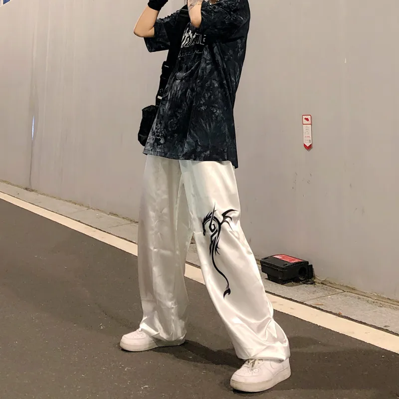Focal20 Harajuku Satin Thin Section Women Pants Sport Dragon Print White Women Pants Loose High Waist Lady Long Pants
Focal20 Harajuku Satin Thin Section Women Pants Sport Dragon Print White Women Pants Loose High Waist Lady Long Pants