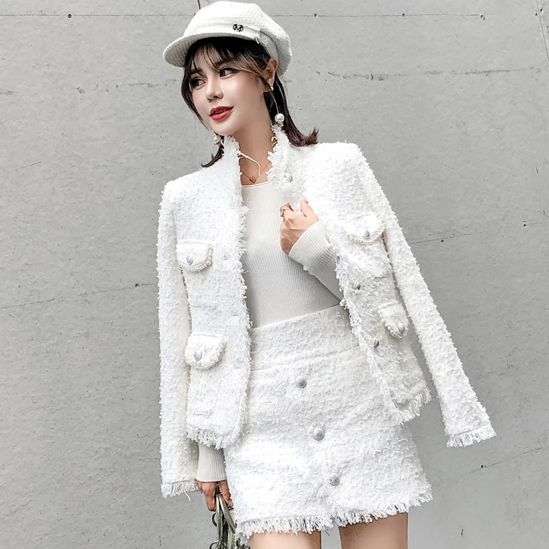 Women Luxury White Tweed 2 Piece Suits Fall Winter Beading Peral Tassel Wool Blends Jacket Coat +Short Single Breasted Suits
Women Luxury White Tweed 2 Piece Suits Fall Winter Beading Peral Tassel Wool Blends Jacket Coat +Short Single Breasted Suits