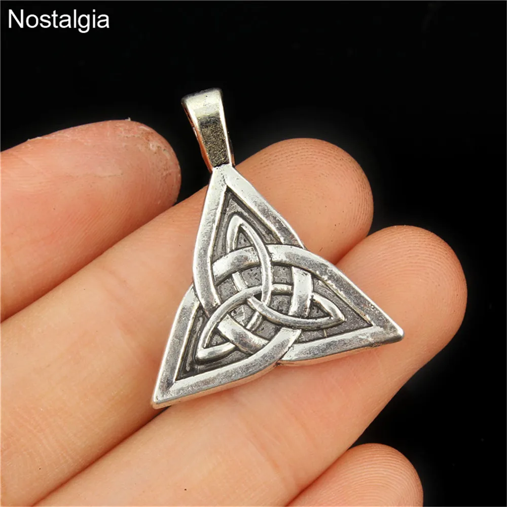 Nostalgia 10Pcs Trinity Symbol Irish Knots Triangle Pendants Charms Witchcraft Jewelry 27*22MM
Nostalgia 10Pcs Trinity Symbol Irish Knots Triangle Pendants Charms Witchcraft Jewelry 27*22MM