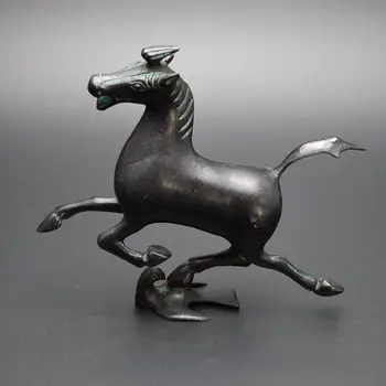 Bronze wares, horse mounted flying swallow decorations, antiques collectibles, decorative crafts.
Bronze wares, horse mounted flying swallow decorations, antiques collectibles, decorative crafts.