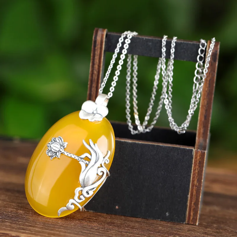 S925 pure silver inlaid with ntural stone chalcedony Guanyin holding lady lotus natural fashion sweater Pendant
S925 pure silver inlaid with ntural stone chalcedony Guanyin holding lady lotus natural fashion sweater Pendant