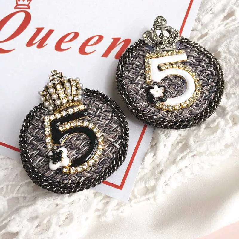 Antique Crown Number 5 Brooches Pin Flower Black White Women Pin Brooch Suit Sweater Shirt Pin Brooch Broche
Antique Crown Number 5 Brooches Pin Flower Black White Women Pin Brooch Suit Sweater Shirt Pin Brooch Broche
