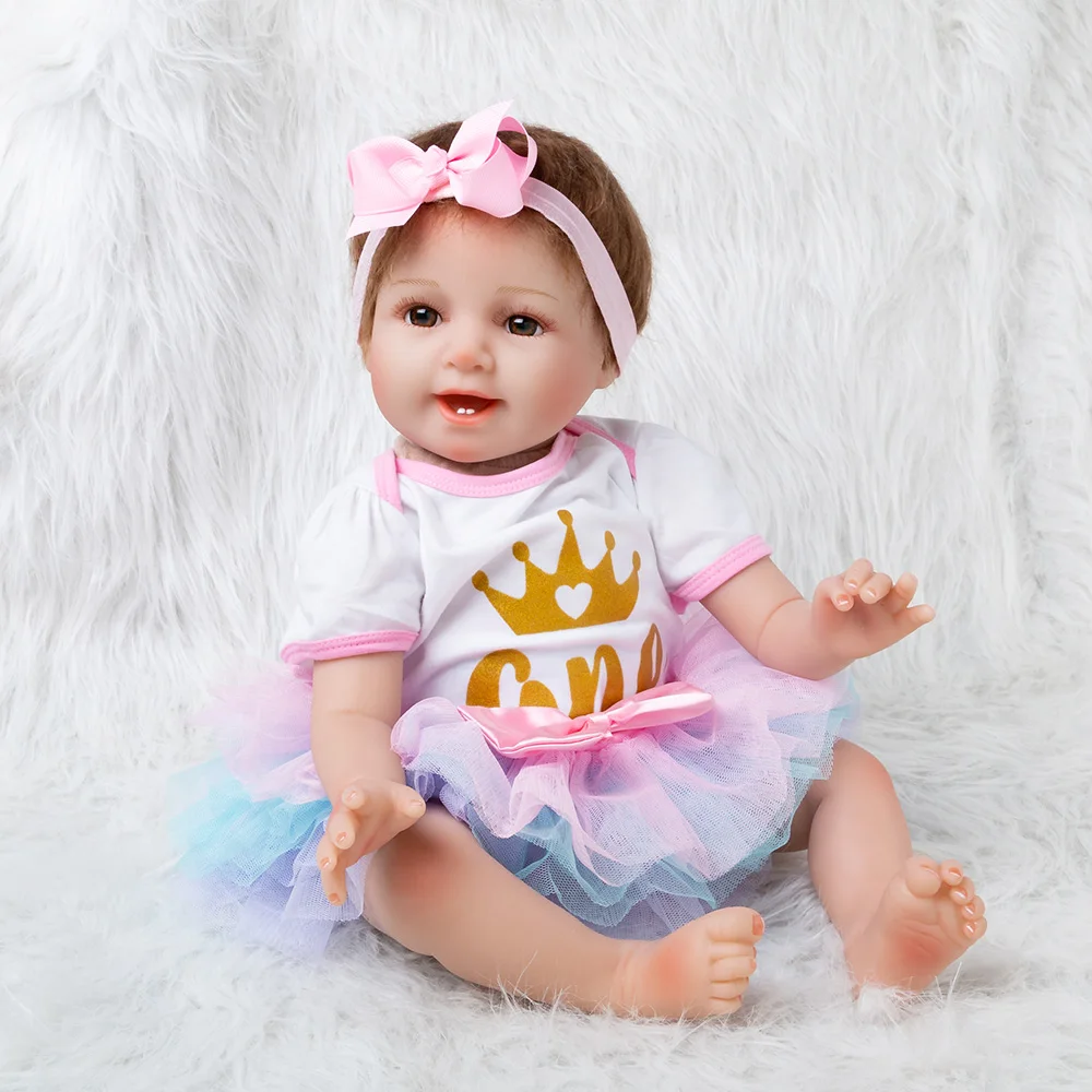 New 56cm cute full vinyl body Lifelike baby girl with Colored skirt silicone Bonecas Bebes Reborn baby dolls birthday gifts
New 56cm cute full vinyl body Lifelike baby girl with Colored skirt silicone Bonecas Bebes Reborn baby dolls birthday gifts